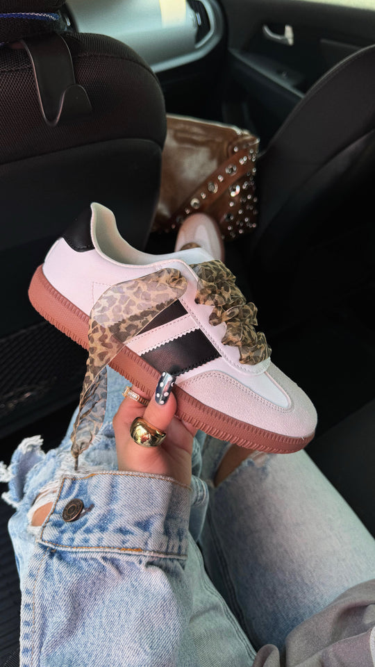 Load image into Gallery viewer, Around Town Lace Up Sneakers - White