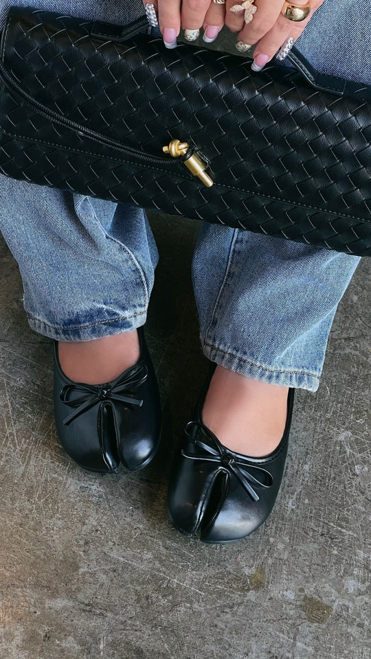 Load image into Gallery viewer, Zyra Bow Tabi Ballet Flats - Black