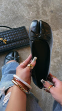 Load image into Gallery viewer, Zyra Bow Tabi Ballet Flats - Black