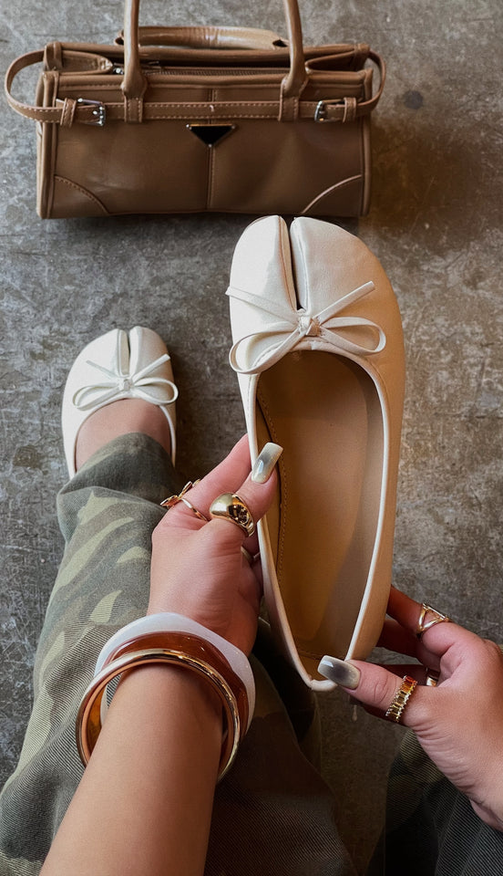 Load image into Gallery viewer, Zyra Bow Tabi Ballet Flats - Cream