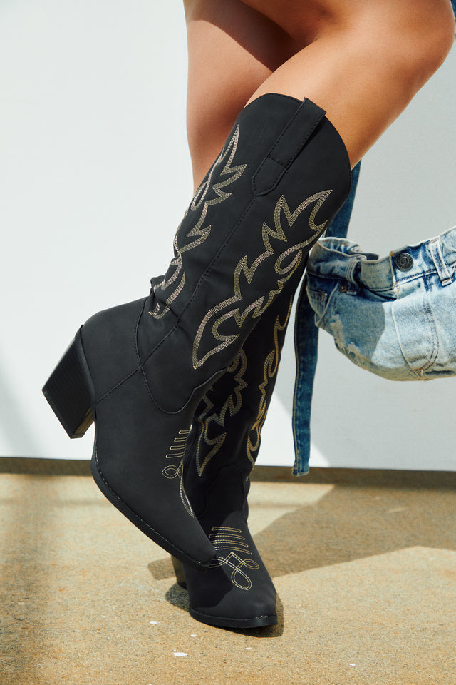 Load image into Gallery viewer, Women Wearing Black Cowgirl Boots
