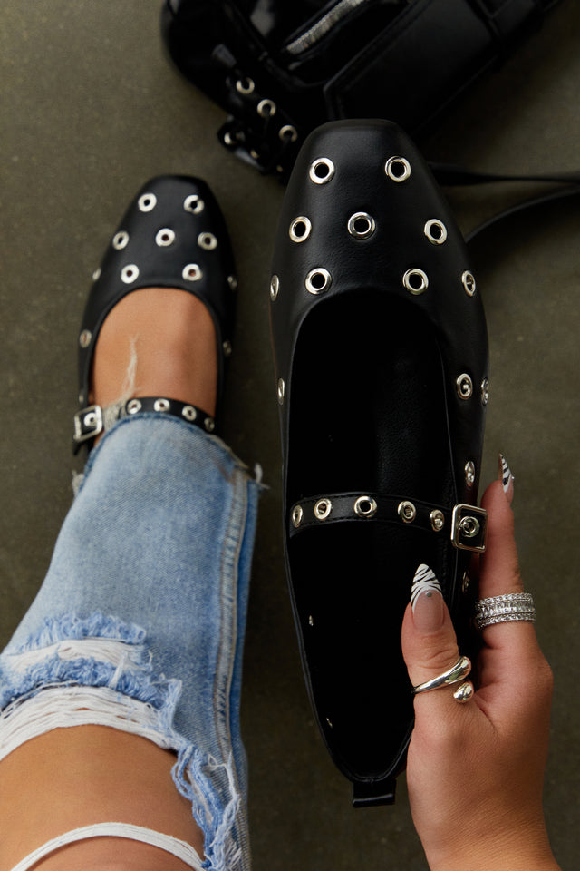 Load image into Gallery viewer, Women Holding Black Flats