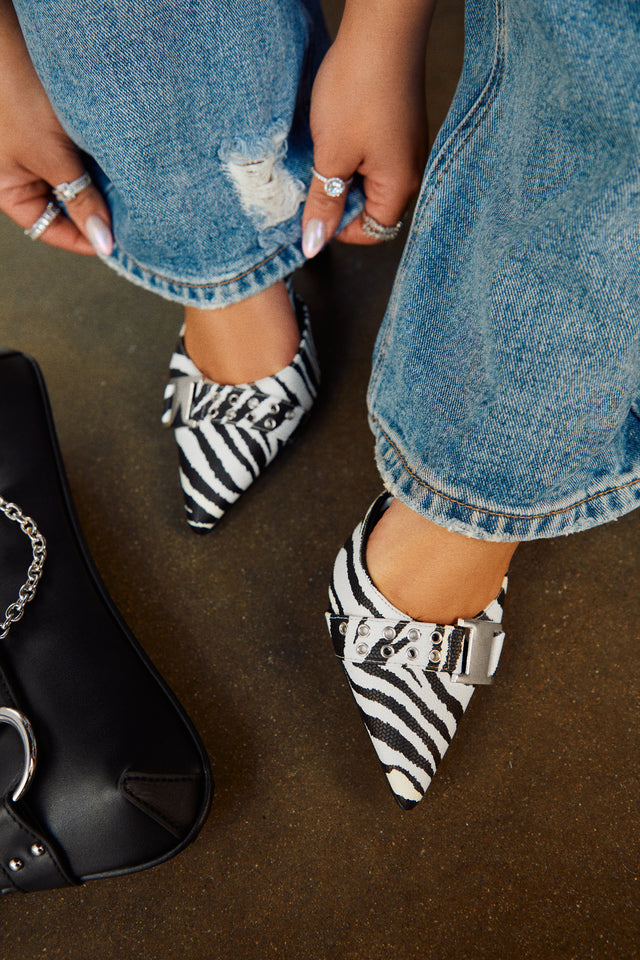 Load image into Gallery viewer, Women Wearing Zebra Print Pointed Toe Mules