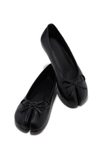 Load image into Gallery viewer, Zyra Bow Tabi Ballet Flats - Black