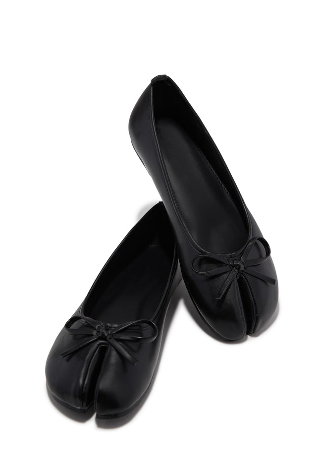 Load image into Gallery viewer, Zyra Bow Tabi Ballet Flats - Black