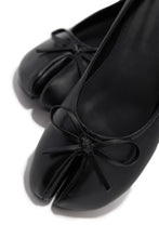 Load image into Gallery viewer, Zyra Bow Tabi Ballet Flats - Black