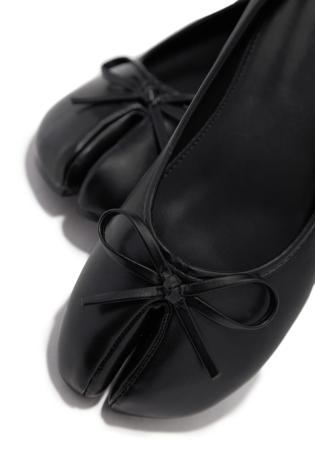 Load image into Gallery viewer, Zyra Bow Tabi Ballet Flats - Black