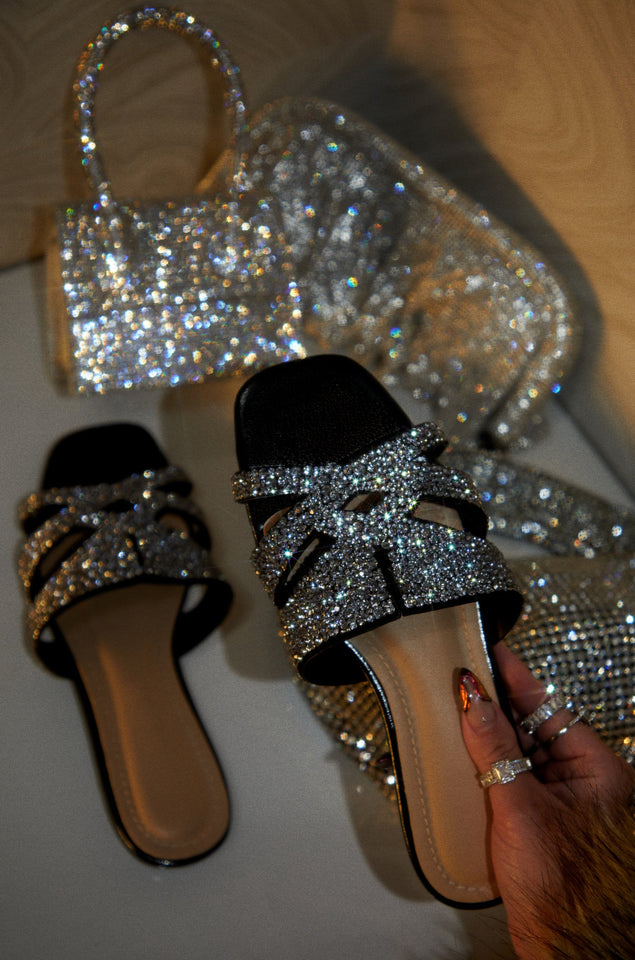 Load image into Gallery viewer, Women Holding Black Slip On Sandals