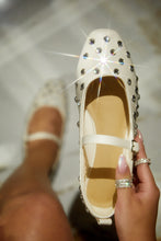 Load image into Gallery viewer, Women Holding Bone Flats