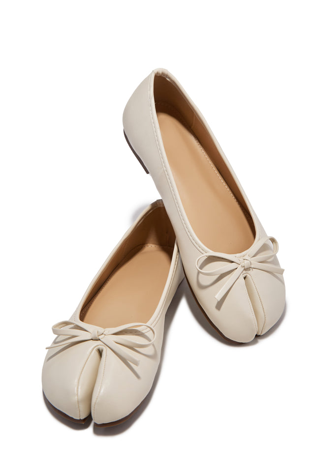 Load image into Gallery viewer, Zyra Bow Tabi Ballet Flats - Cream