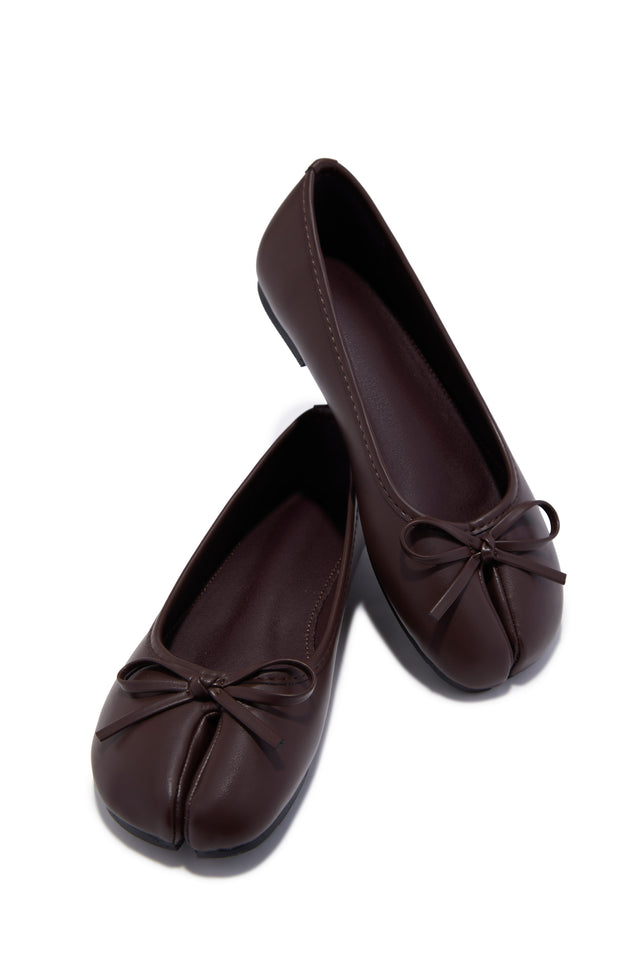Load image into Gallery viewer, Zyra Bow Tabi Ballet Flats - Brown