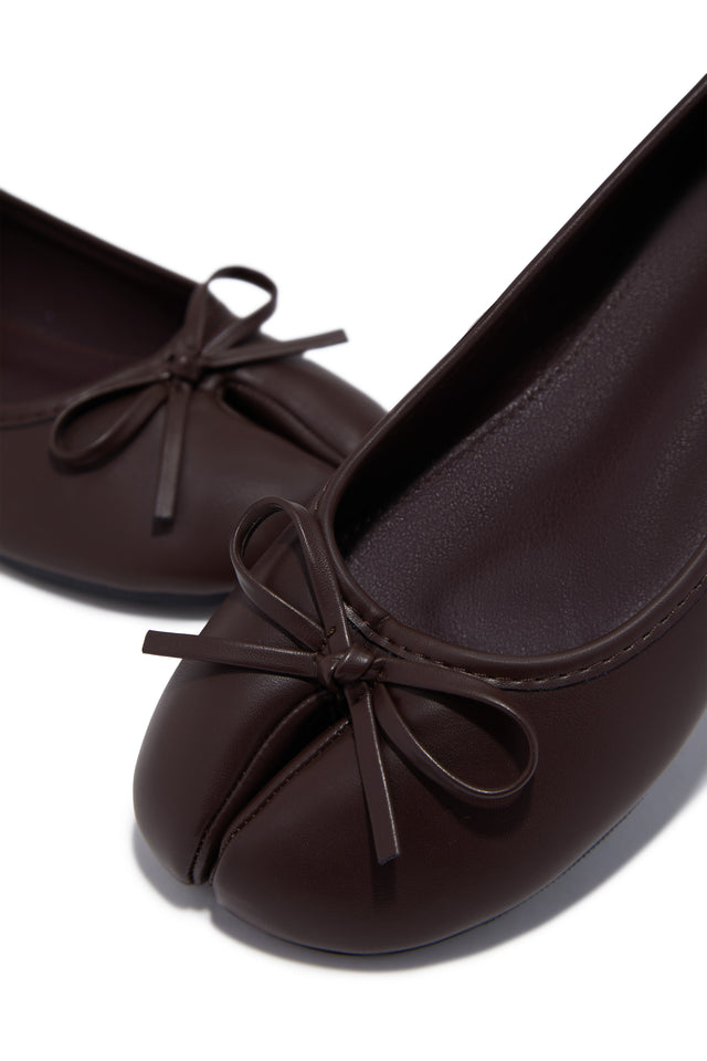 Load image into Gallery viewer, Zyra Bow Tabi Ballet Flats - Brown