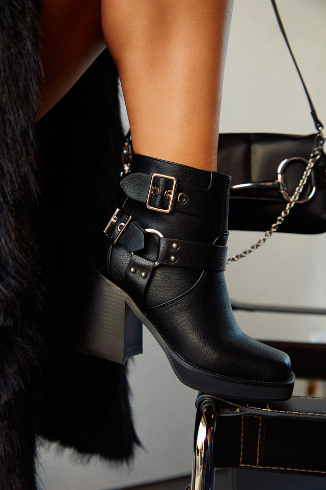 Load image into Gallery viewer, Daryn Block Heel Ankle Boots - Black