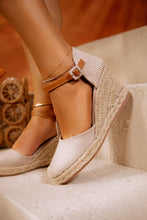 Load image into Gallery viewer, Women Wearing Nude Wedges