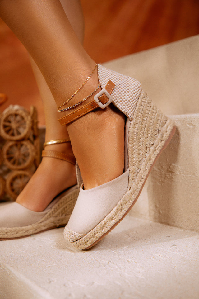 Load image into Gallery viewer, Women Wearing Nude Wedges