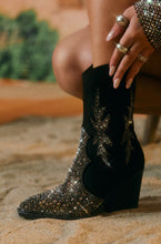 Load image into Gallery viewer, Women Closed Toe Cowgirl Boots