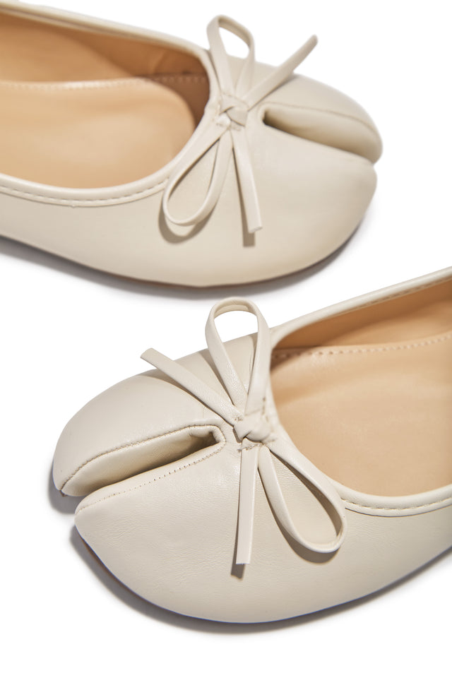 Load image into Gallery viewer, Zyra Bow Tabi Ballet Flats - Cream