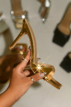 Load image into Gallery viewer, Women Holding Gold Mules