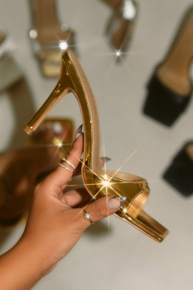 Load image into Gallery viewer, Women Holding Gold Mules