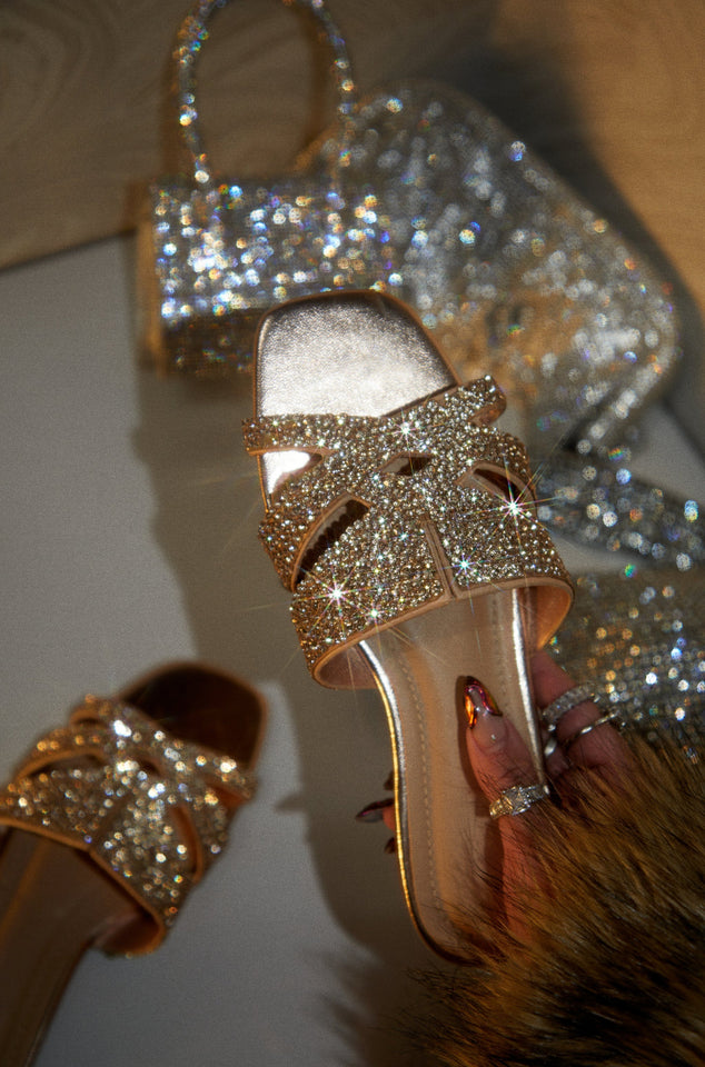 Load image into Gallery viewer, Women Holding Rose Gold Slip On Sandals