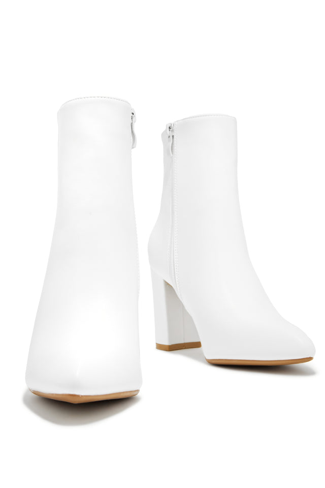 Load image into Gallery viewer, Social Season Block Heel Ankle Boots - White