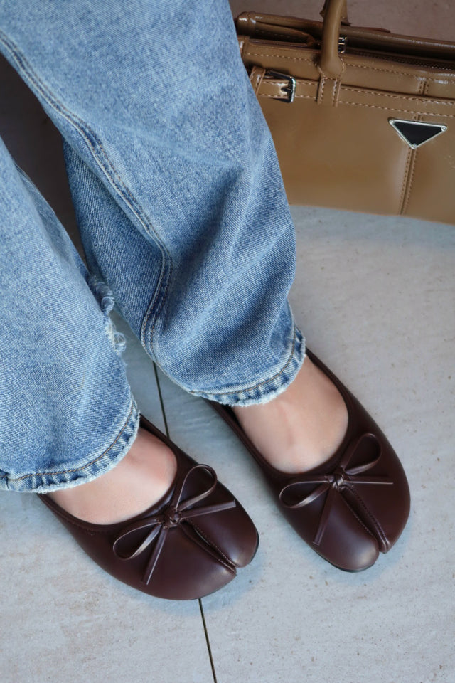 Load image into Gallery viewer, Zyra Bow Tabi Ballet Flats - Brown
