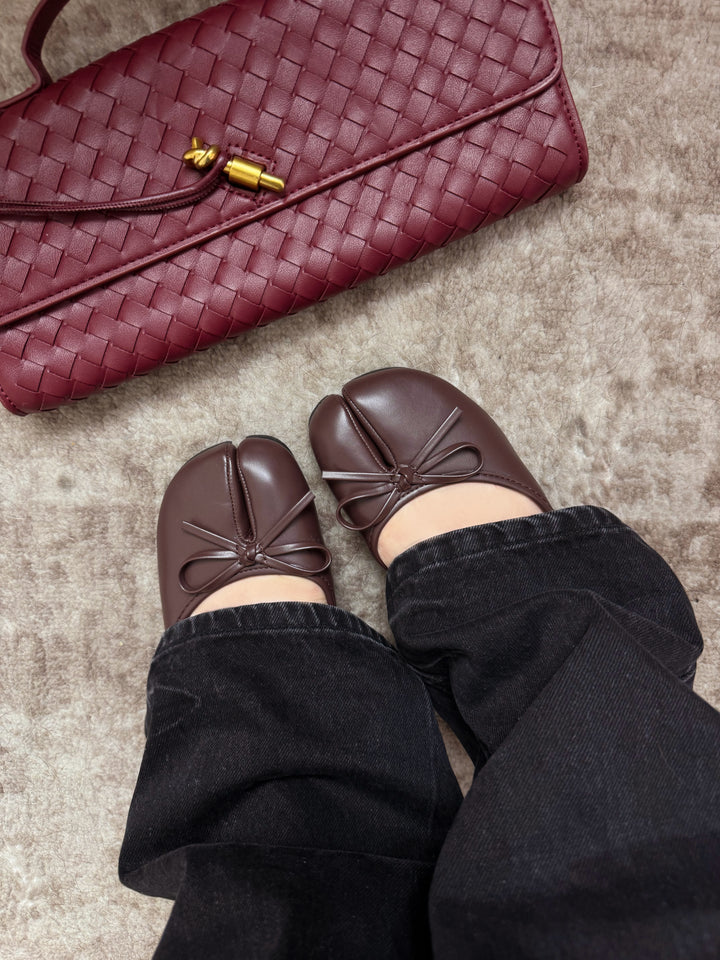 Load image into Gallery viewer, Zyra Bow Tabi Ballet Flats - Brown