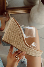 Load image into Gallery viewer, Women Holding Platform Wedge Mules