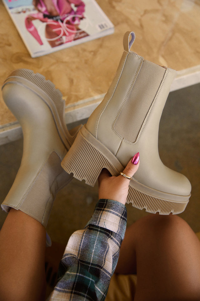 Load image into Gallery viewer, Model Demonstrating Nude Platform Boots