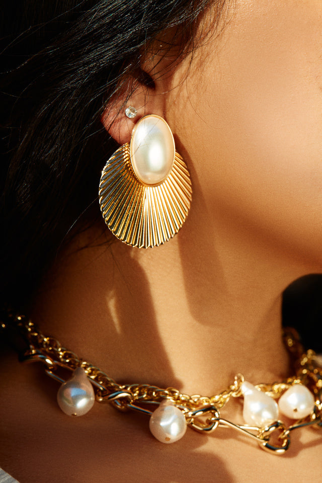 Load image into Gallery viewer, Gold tone with pearl detail earring
