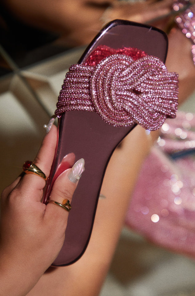 Load image into Gallery viewer, Women Holding Pink Sandals
