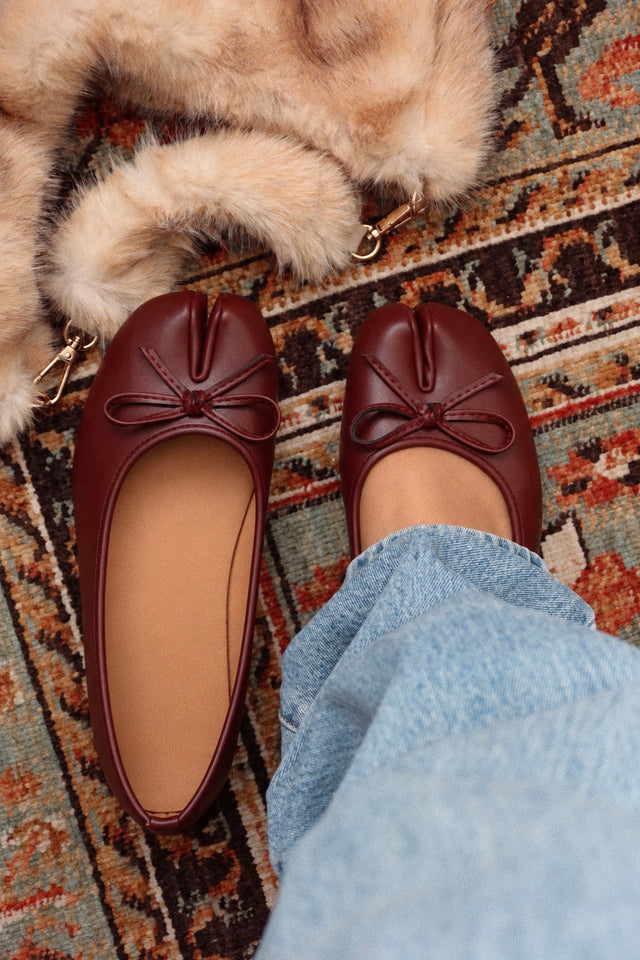 Load image into Gallery viewer, Zyra Bow Tabi Ballet Flats - Wine
