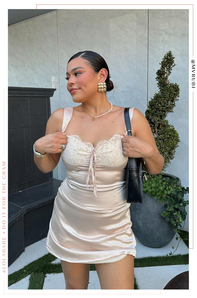 Load image into Gallery viewer, Woman Wearing Statement Earrings
