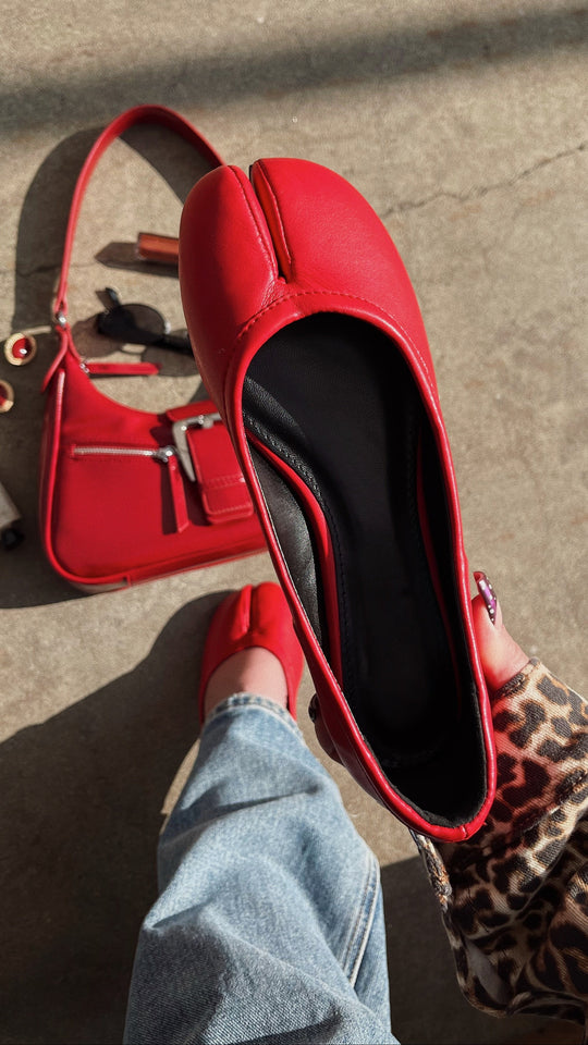 Load image into Gallery viewer, Zya Split Toe Flats - Red
