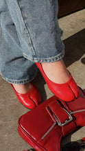 Load image into Gallery viewer, Zya Split Toe Flats - Red
