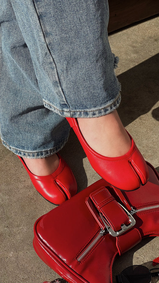 Load image into Gallery viewer, Zya Split Toe Flats - Red
