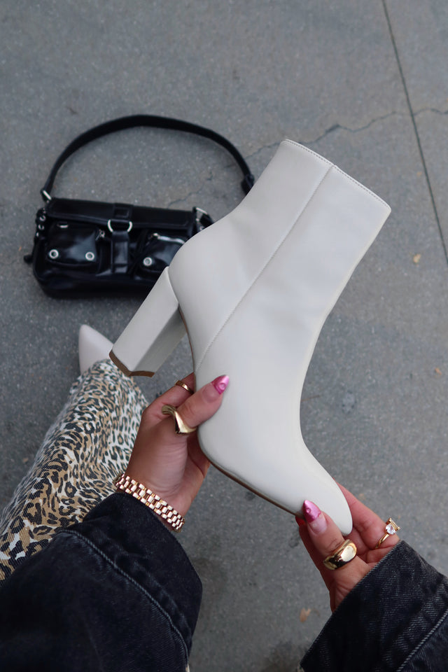 Load image into Gallery viewer, Social Season Block Heel Ankle Boots - White

