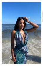 Load image into Gallery viewer, Girl Wearer Sexy Vacay Dress
