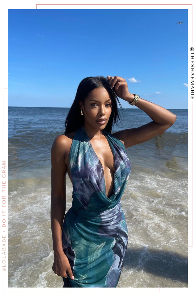 Load image into Gallery viewer, Girl Wearer Sexy Vacay Dress
