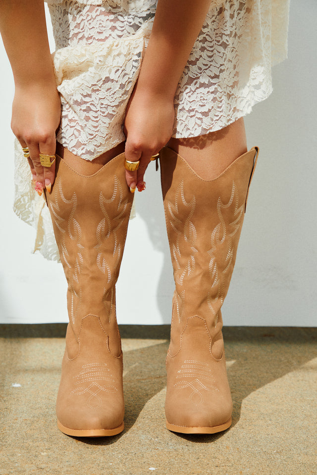 Load image into Gallery viewer, Women Wearing Nude Boots
