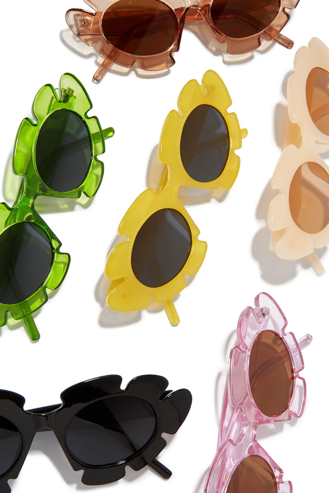 Load image into Gallery viewer, Weekend Flirt Unique Standout Frame Sunglasses - Black
