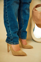 Load image into Gallery viewer, Women Wearing Nude Pumps
