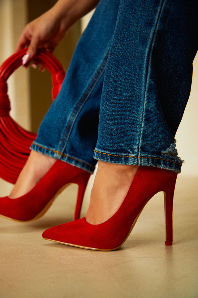 Load image into Gallery viewer, Women Wearing Red Pumps
