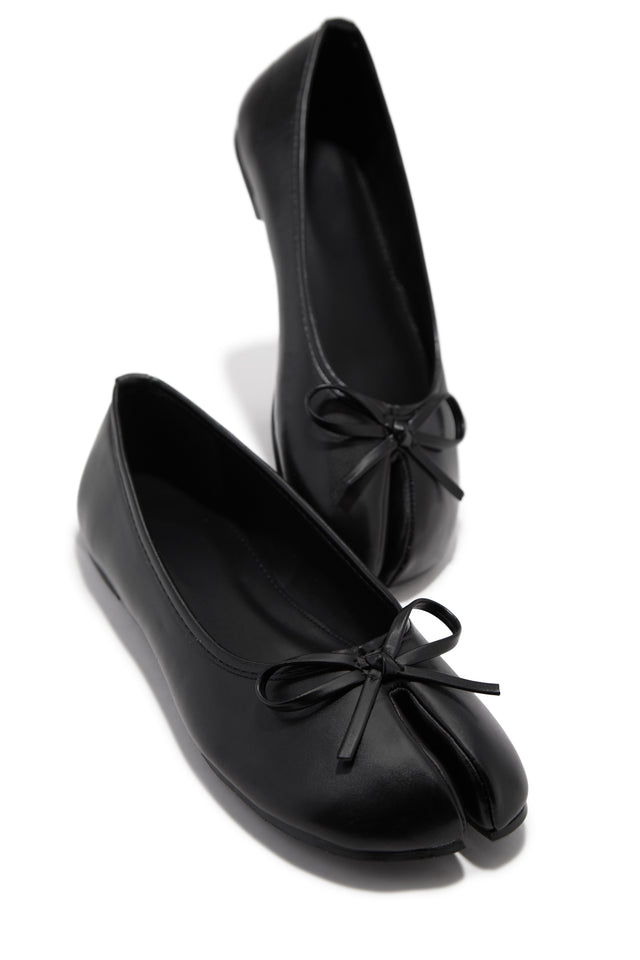 Load image into Gallery viewer, Zyra Bow Tabi Ballet Flats - Black
