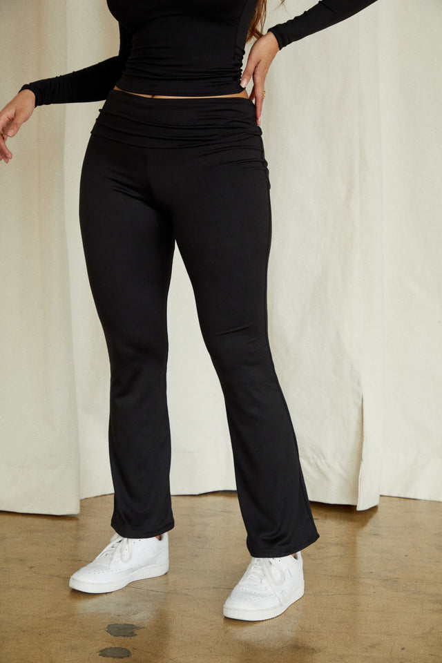 Load image into Gallery viewer, Model Wearing Yoga Pants
