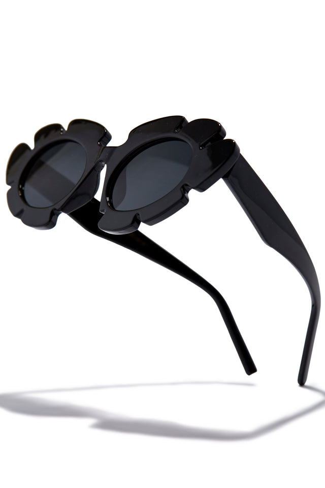 Load image into Gallery viewer, Weekend Flirt Unique Standout Frame Sunglasses - Black
