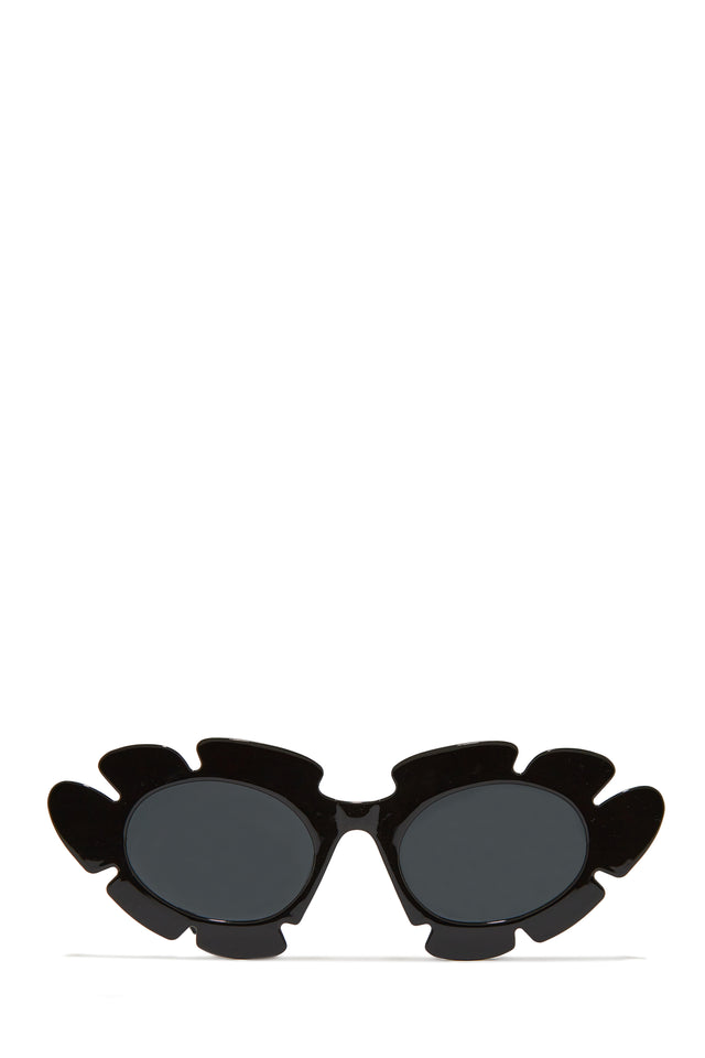 Load image into Gallery viewer, Weekend Flirt Unique Standout Frame Sunglasses - Black
