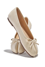 Load image into Gallery viewer, Zyra Bow Tabi Ballet Flats - Cream
