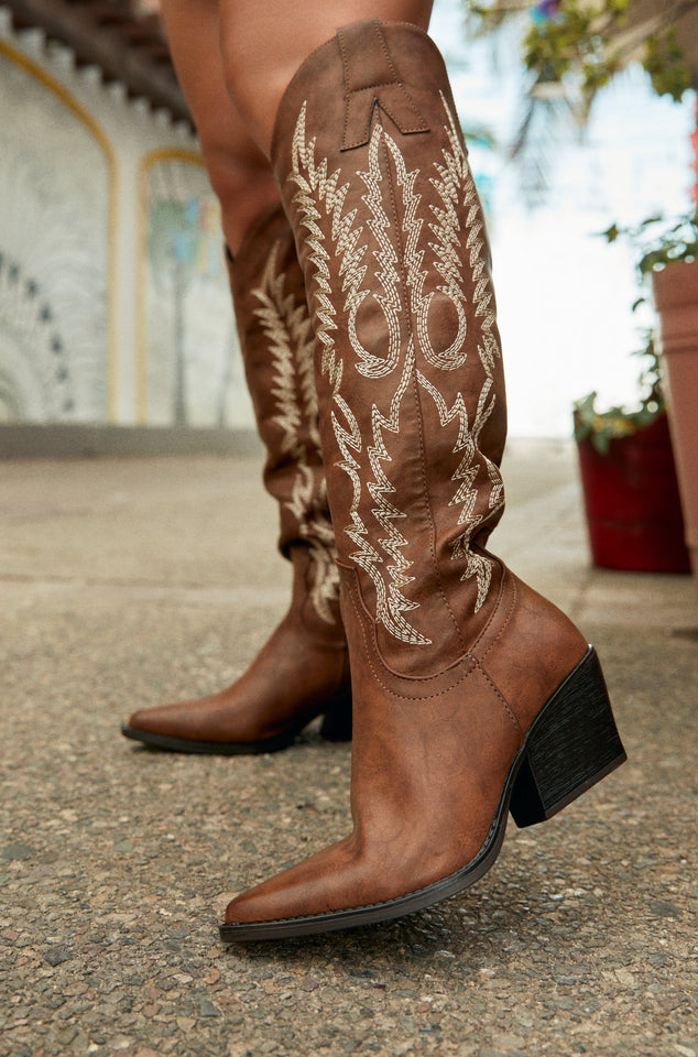 Load image into Gallery viewer, Women Wearing Brown Cowgirl Boots
