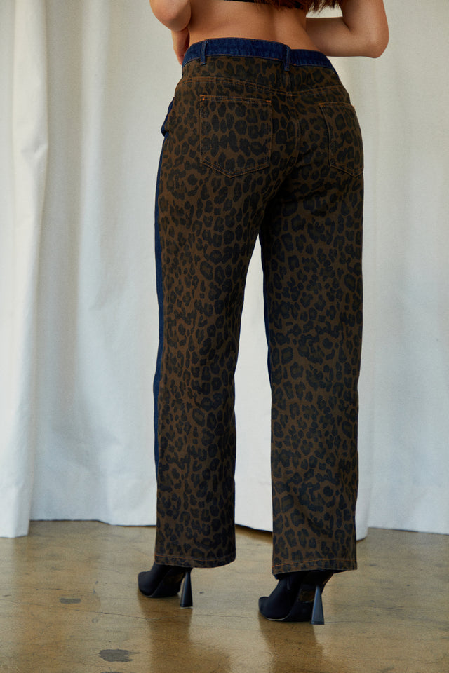 Load image into Gallery viewer, Straight Leg Leopard Jeans
